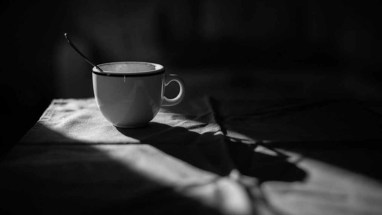 Обои кофе, чёрно-белое, чашка, ложка, coffee, black and white, cup, spoon разрешение 2048x1363 Загрузить