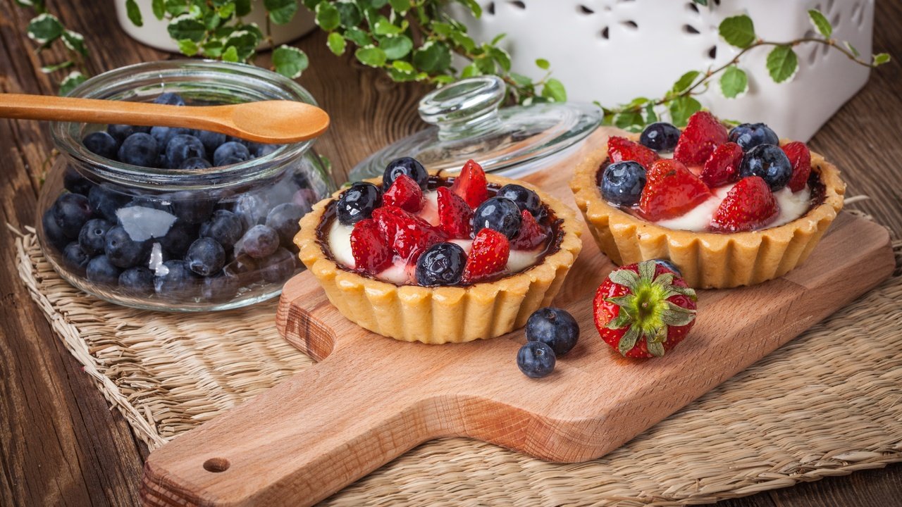 Обои клубника, сладенько, тарт, ягоды, крем, лесные ягоды, черника, сладкое, корзинка, десерт, тарталетка, аппетитная, delicious, strawberry, tart, berries, cream, blueberries, sweet, basket, dessert, tartlet разрешение 5616x3744 Загрузить