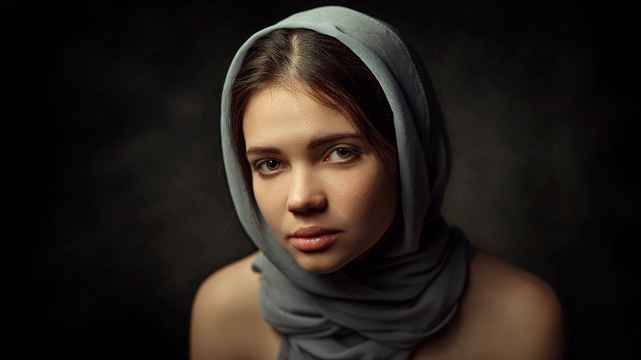 Обои девушка, портрет, взгляд, волосы, лицо, платок, girl, portrait, look, hair, face, shawl разрешение 2048x1152 Загрузить