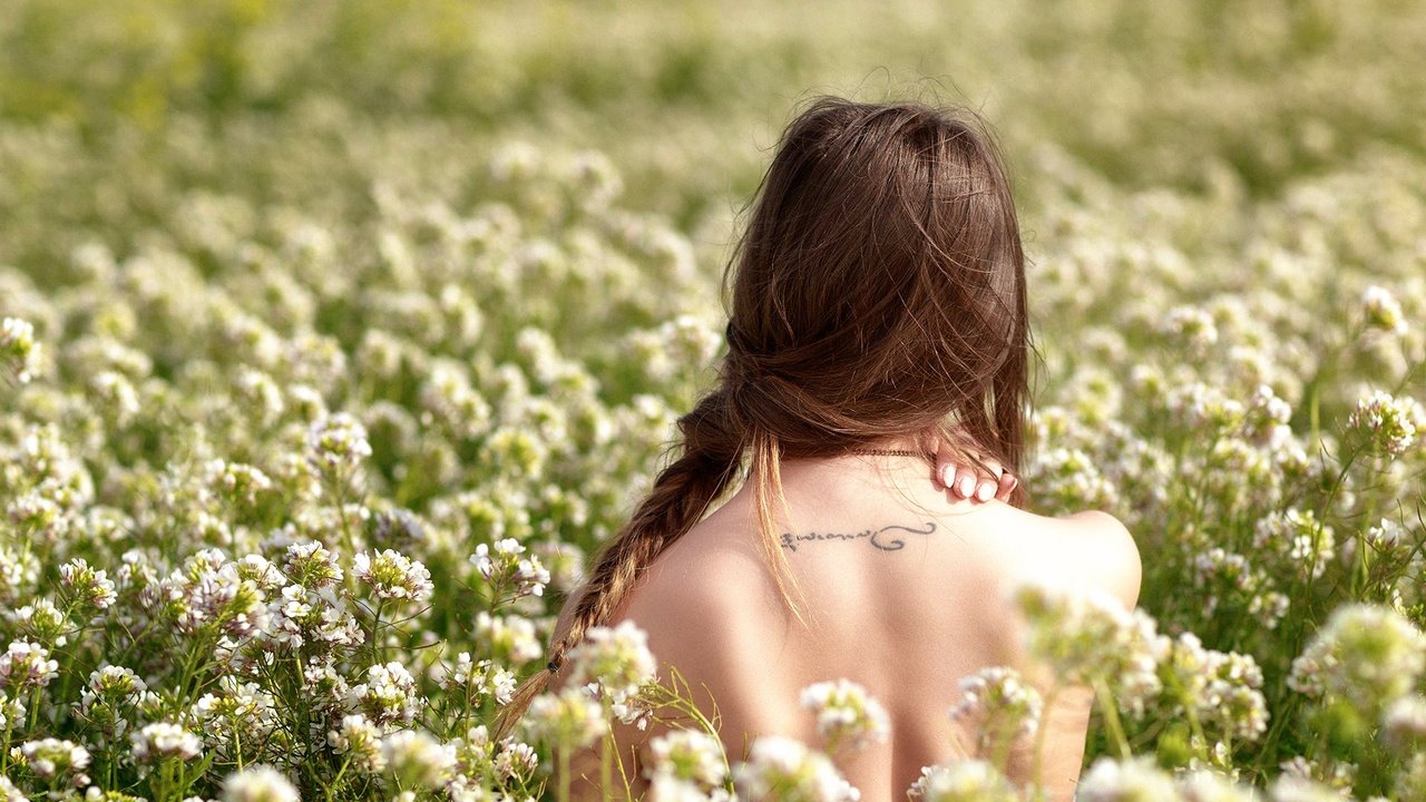 Обои цветы, девушка, поле, тату, спина, волосы, флора, studio hors-champ, flowers, girl, field, tattoo, back, hair, flora разрешение 1920x1080 Загрузить