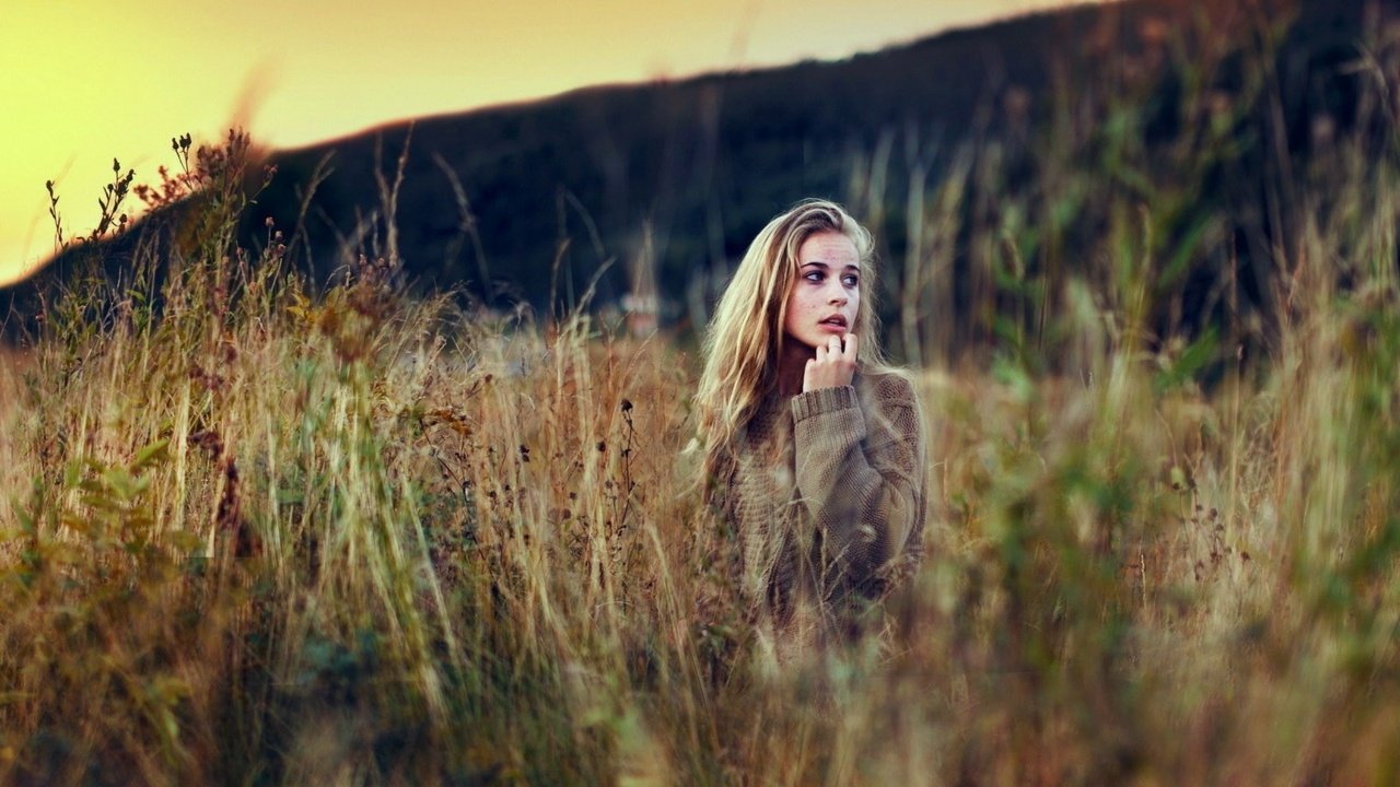 Обои трава, девушка, блондинка, поле, модель, grass, girl, blonde, field, model разрешение 2560x1600 Загрузить