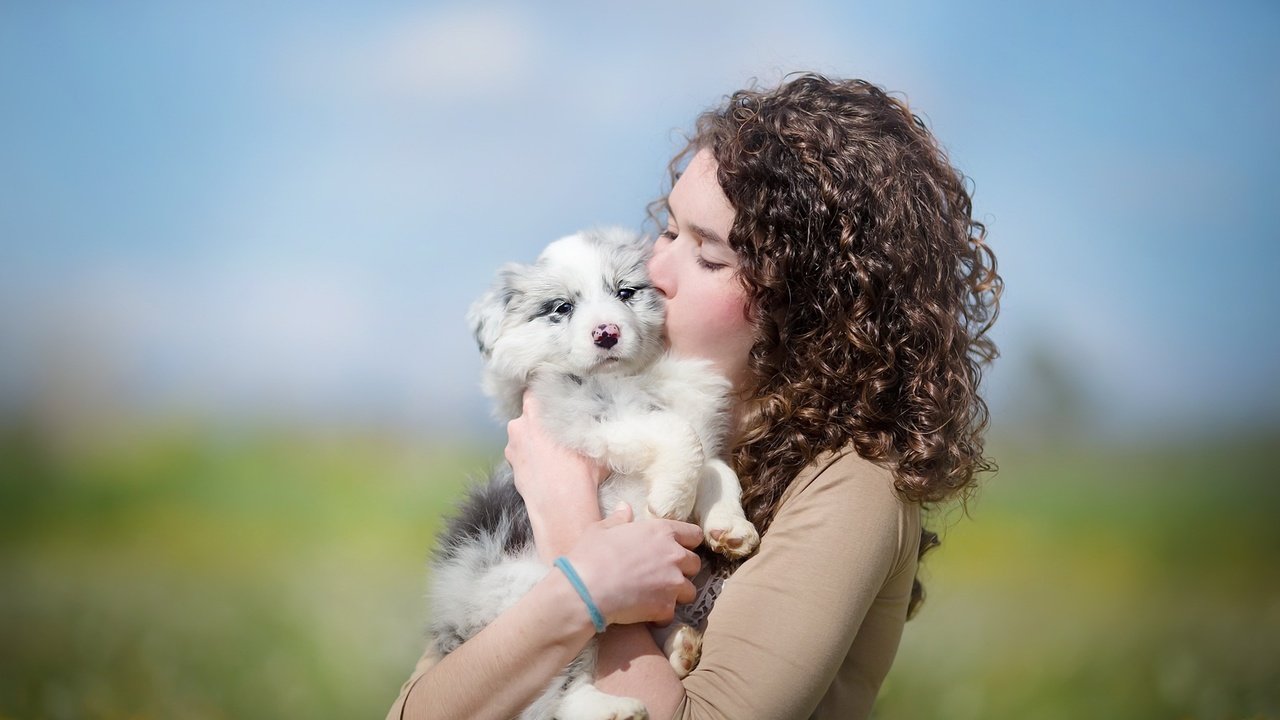 Обои девушка, настроение, портрет, собака, щенок, кудри, лицо, girl, mood, portrait, dog, puppy, curls, face разрешение 2048x1181 Загрузить