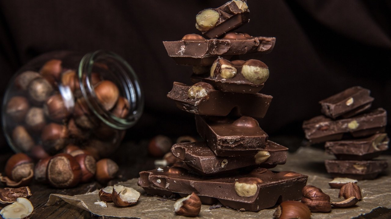Обои орехи, шоколад, сладкое, фундук, nuts, chocolate, sweet, hazelnuts разрешение 2048x1365 Загрузить