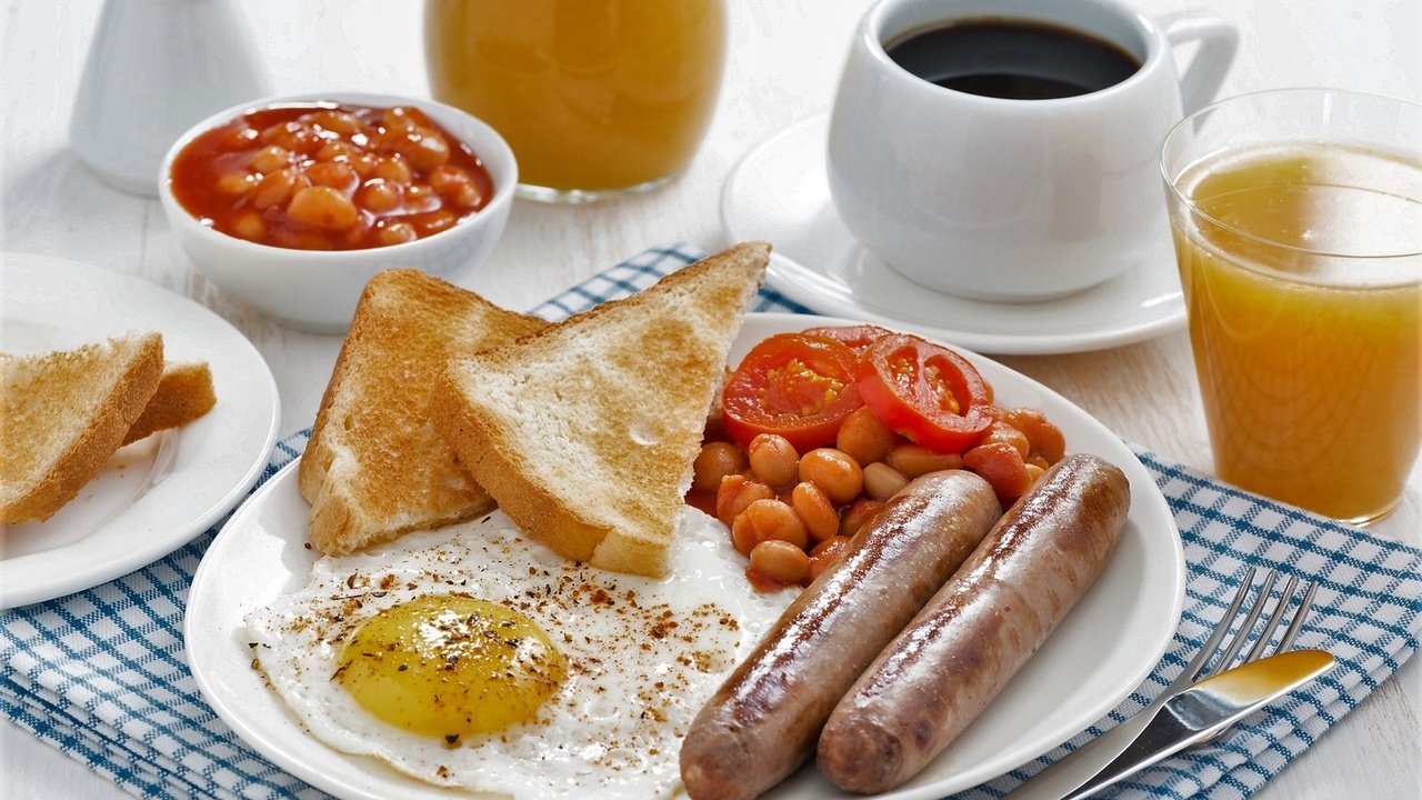 Обои кофе, завтрак, яйцо, сок, сосиски, яичница, тосты, фасоль, coffee, breakfast, egg, juice, sausage, scrambled eggs, toast, beans разрешение 1920x1281 Загрузить