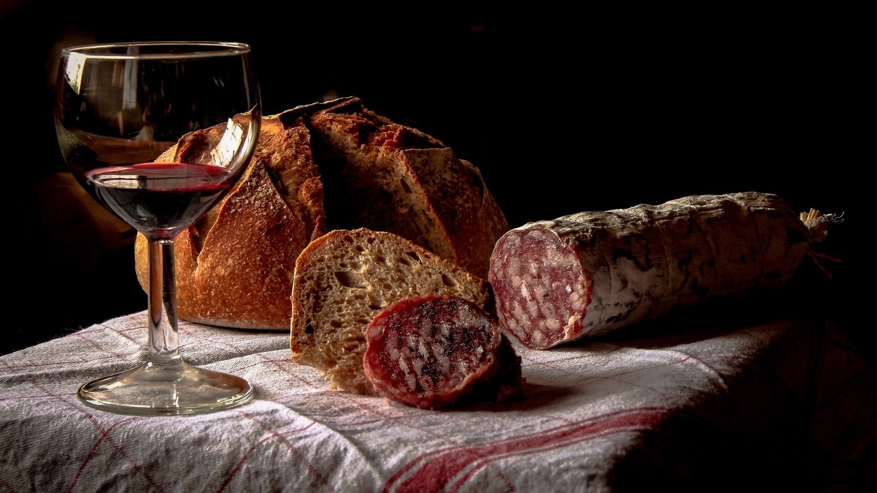 Обои бокал, хлеб, вино, колбаса, скатерть, glass, bread, wine, sausage, tablecloth разрешение 5184x2990 Загрузить