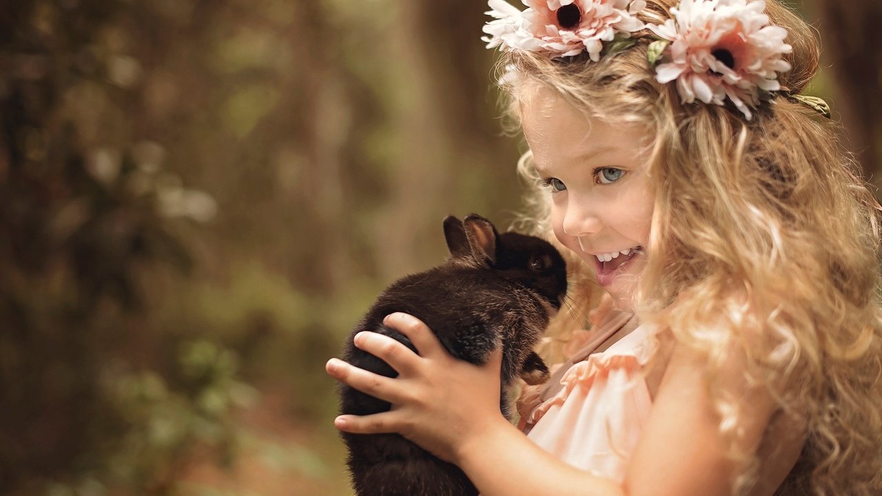 Обои цветы, ребенок, природа, кролик, улыбка, животное, дети, локоны, радость, венок, девочка, волосы, лицо, flowers, child, nature, rabbit, smile, animal, children, curls, joy, wreath, girl, hair, face разрешение 2048x1368 Загрузить