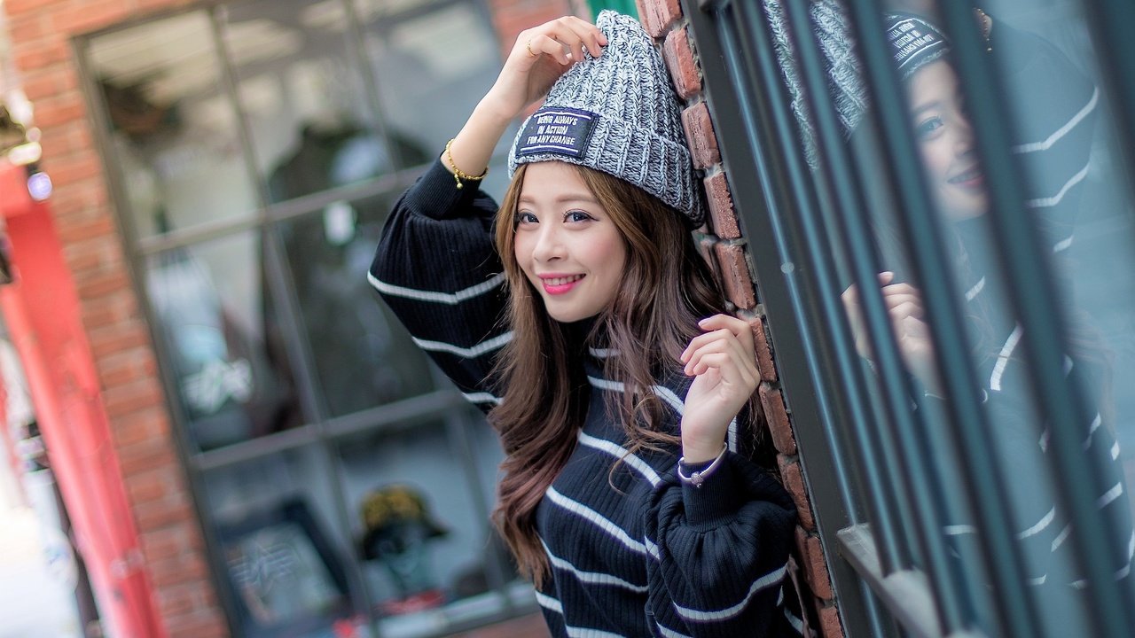 Обои девушка, улыбка, волосы, шапка, азиатка, свитер, girl, smile, hair, hat, asian, sweater разрешение 2048x1404 Загрузить