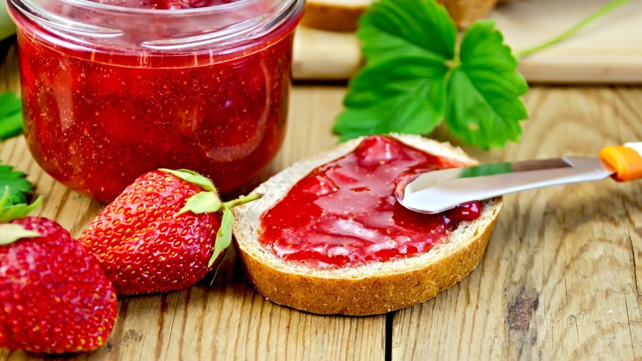 Обои клубника, джем, хлеб, ягоды, strawberry, jam, bread, berries разрешение 2560x1695 Загрузить