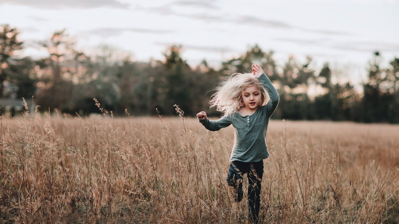 Обои природа, поле, дети, девочка, волосы, бег, nature, field, children, girl, hair, running разрешение 2048x1440 Загрузить