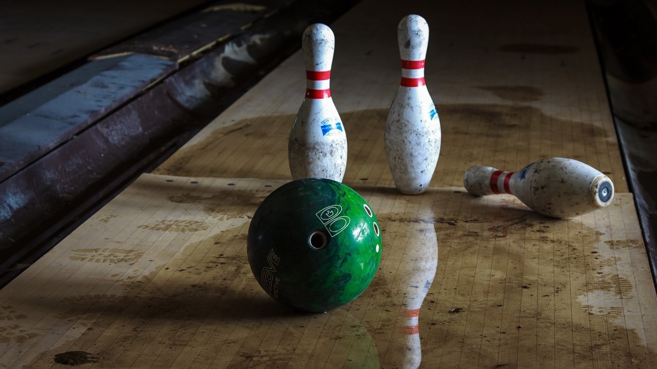 Обои отражение, шар, спорт, боулинг, кегли, reflection, ball, sport, bowling, skittles разрешение 1920x1280 Загрузить