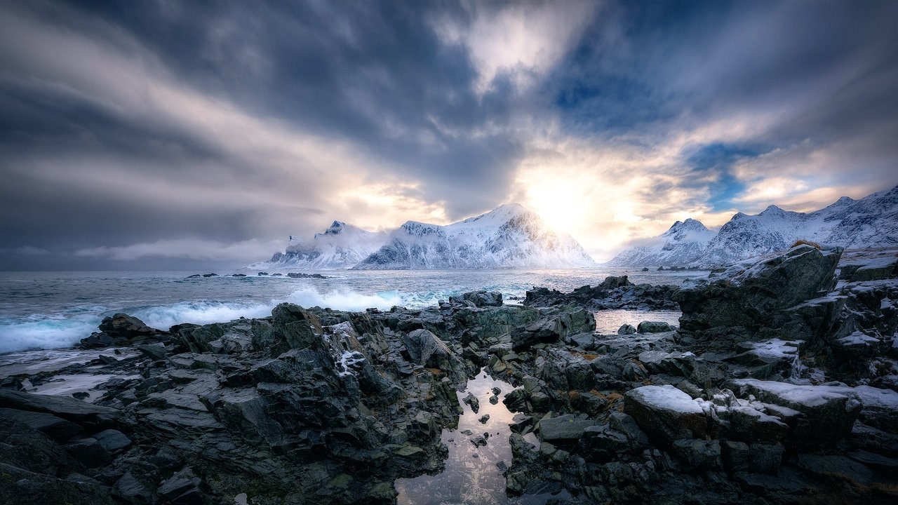 Обои горы, камни, прибой, норвегия, winter in mordor, mountains, stones, surf, norway разрешение 2048x1152 Загрузить