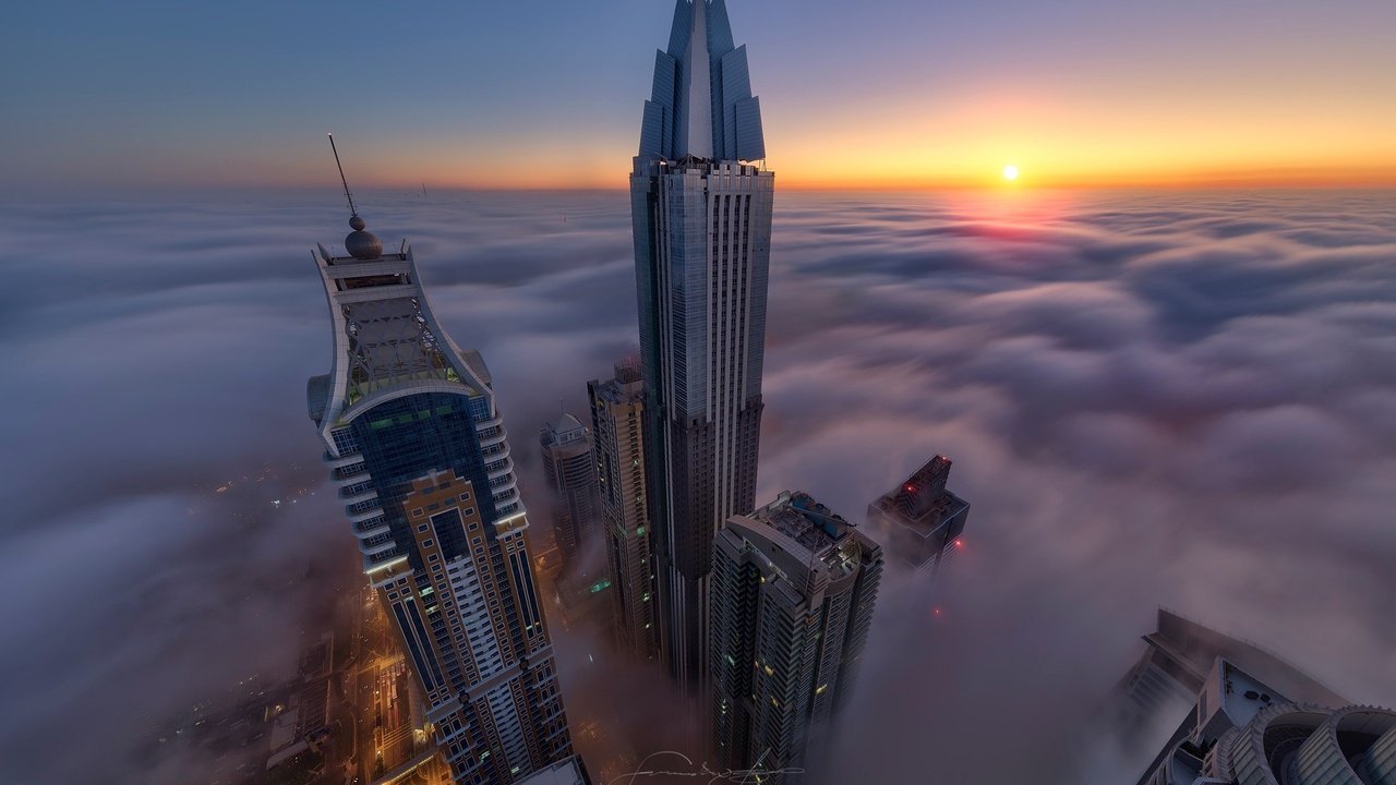 Обои туман, город, высотки, дубай, оаэ, fog, the city, skyscrapers, dubai, uae разрешение 2048x1366 Загрузить