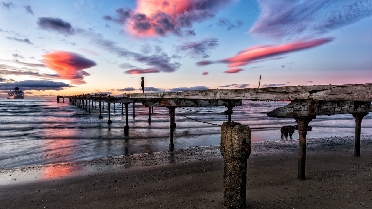 Обои небо, облака, закат, море, мост, корабль, причал, the sky, clouds, sunset, sea, bridge, ship, pier разрешение 2048x1367 Загрузить