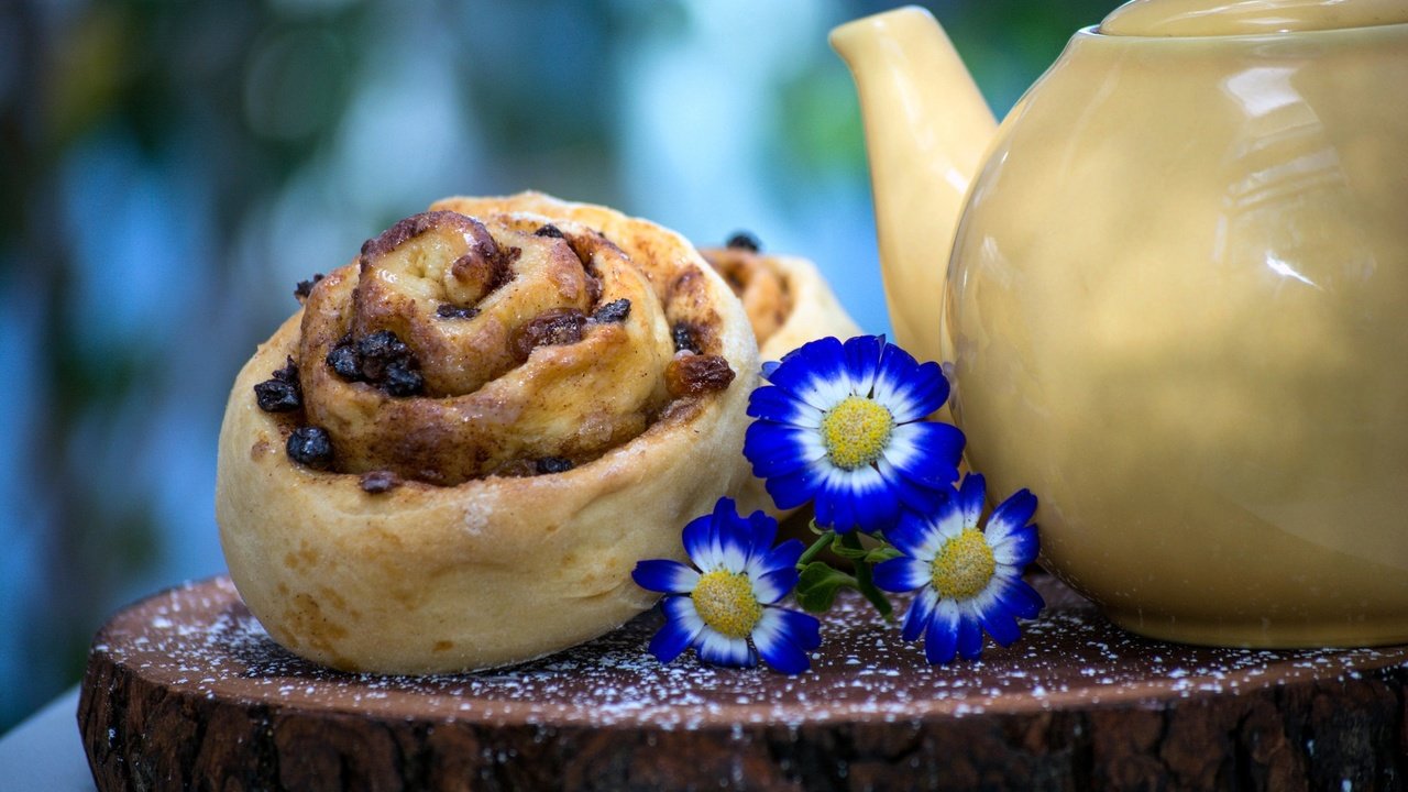 Обои цветы, чайник, выпечка, булочка, сдоба, flowers, kettle, cakes, bun, muffin разрешение 2048x1365 Загрузить