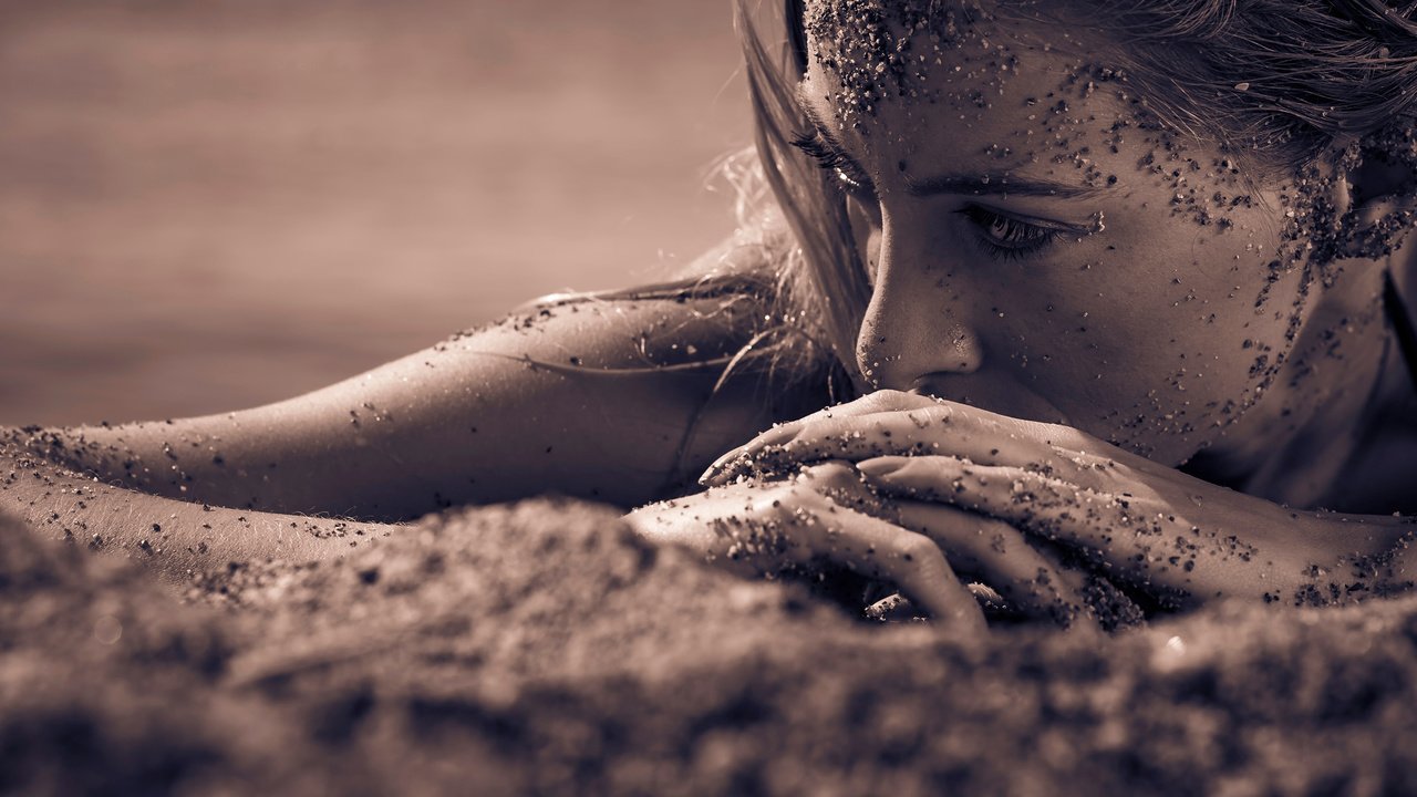 Обои глаза, девушка, песок, пляж, взгляд, сепия, волосы, лицо, eyes, girl, sand, beach, look, sepia, hair, face разрешение 3000x1500 Загрузить