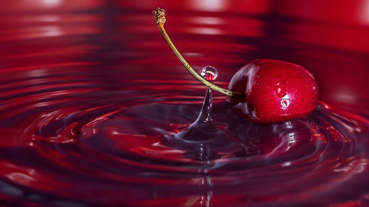 Обои вода, макро, капля, черешня, вишня, всплеск, яг, water, macro, drop, cherry, splash, yag разрешение 2880x1913 Загрузить