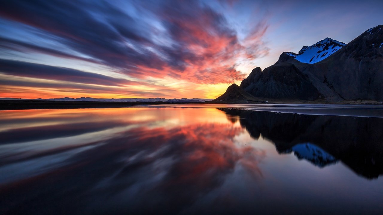 Обои небо, облака, вода, горы, отражение, the sky, clouds, water, mountains, reflection разрешение 2500x1406 Загрузить