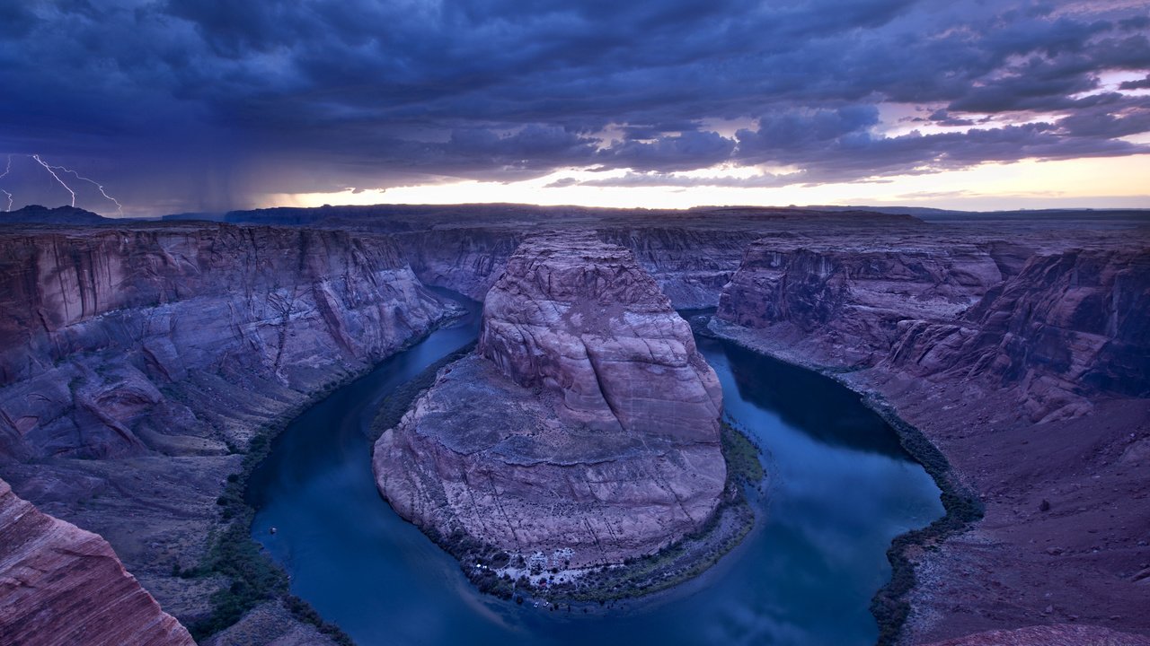 Обои небо, вечер, река, скалы, молния, каньон, grand canyon, река колорадо, каньон подкова, the sky, the evening, river, rocks, lightning, canyon, the colorado river разрешение 2560x1600 Загрузить