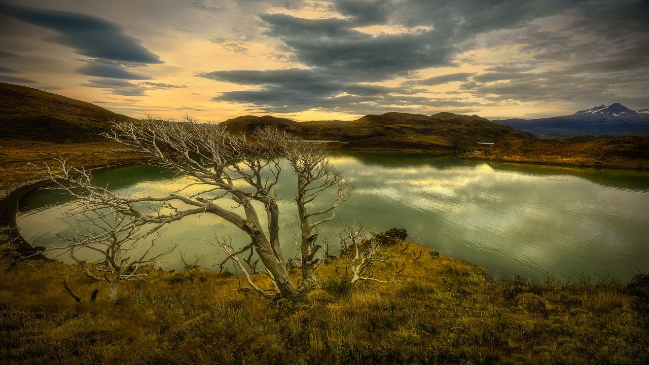 Обои облака, озеро, горы, дерево, осень, пасмурно, clouds, lake, mountains, tree, autumn, overcast разрешение 2048x1152 Загрузить