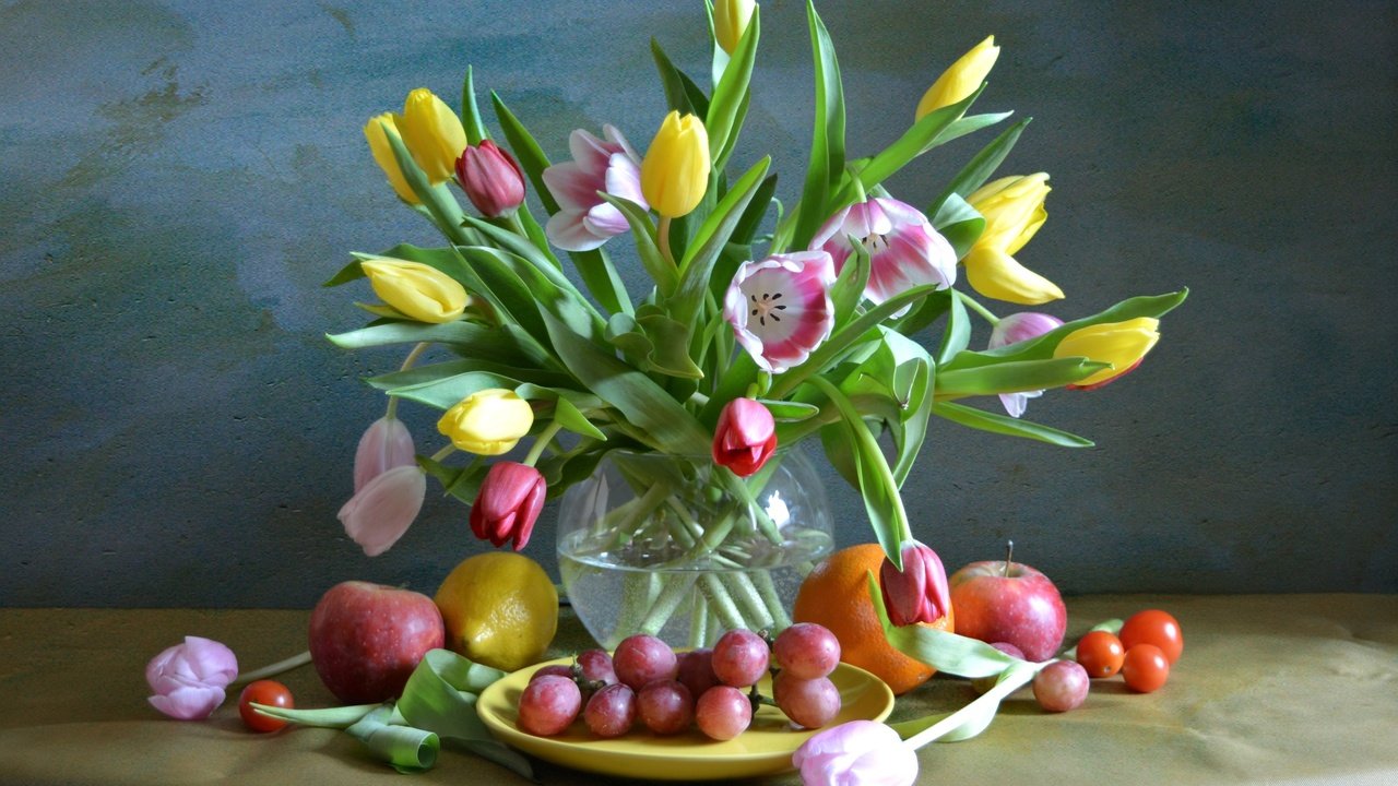Обои цветы, виноград, фрукты, лимон, букет, тюльпаны, апельсин, яблоко, flowers, grapes, fruit, lemon, bouquet, tulips, orange, apple разрешение 2100x1356 Загрузить