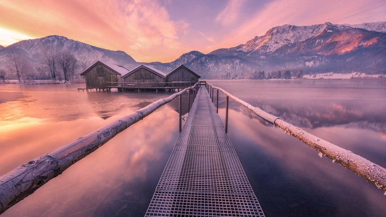 Обои вода, озеро, горы, зима, мост, домики, water, lake, mountains, winter, bridge, houses разрешение 2047x1301 Загрузить