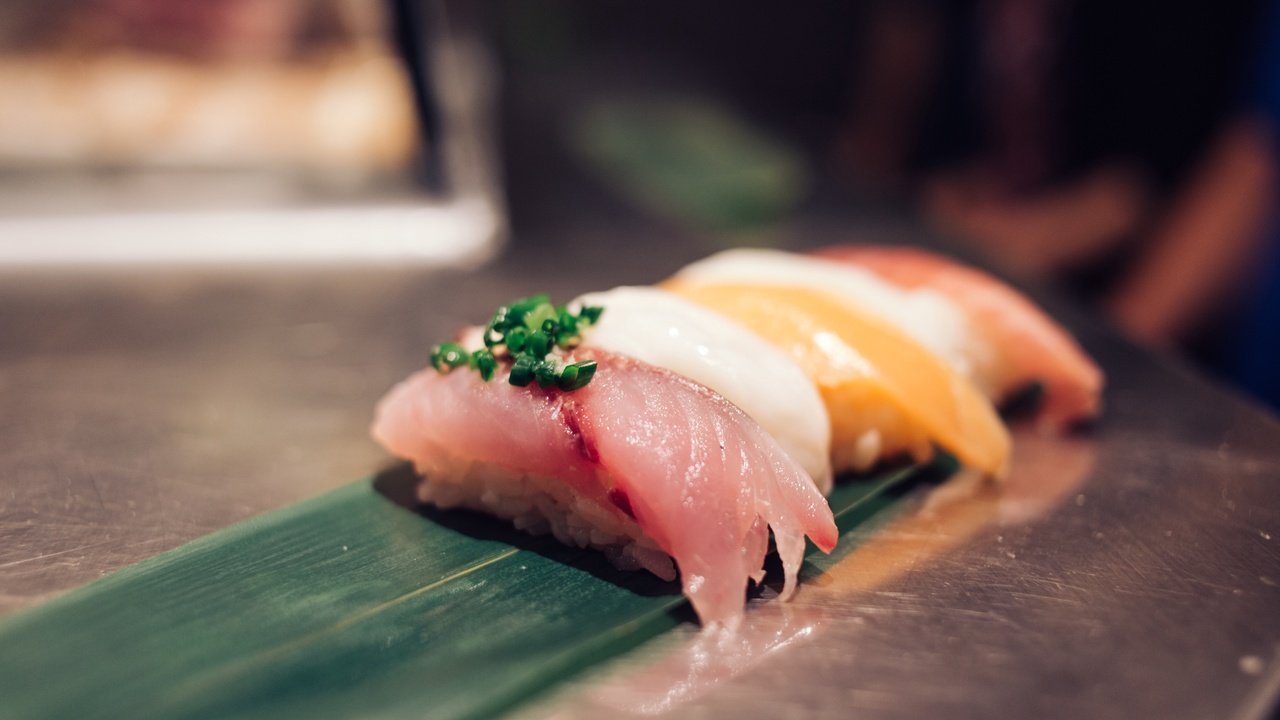Обои зелень, рыба, суши, морепродукты, greens, fish, sushi, seafood разрешение 2879x1800 Загрузить