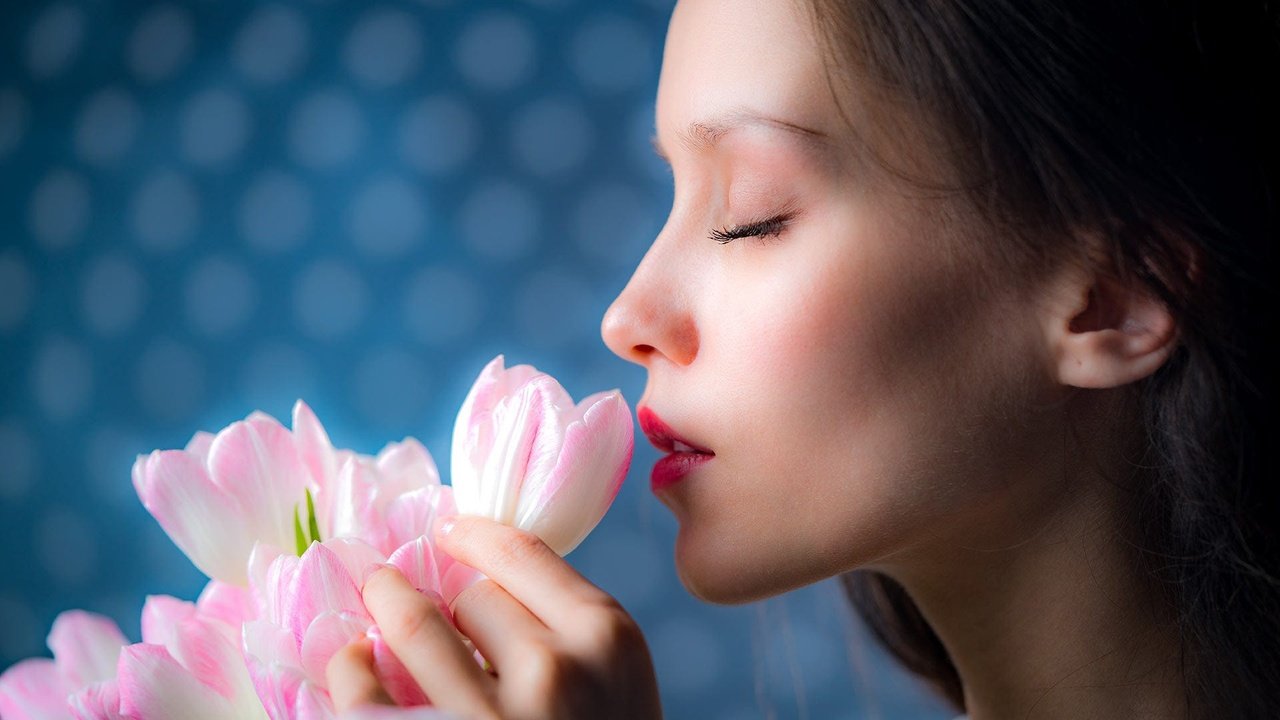 Обои цветы, девушка, профиль, лицо, тюльпаны, губки, flowers, girl, profile, face, tulips, sponge разрешение 1920x1281 Загрузить