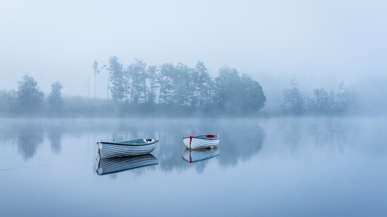 Обои деревья, озеро, утро, туман, лодки, тишина, trees, lake, morning, fog, boats, silence разрешение 2048x1280 Загрузить