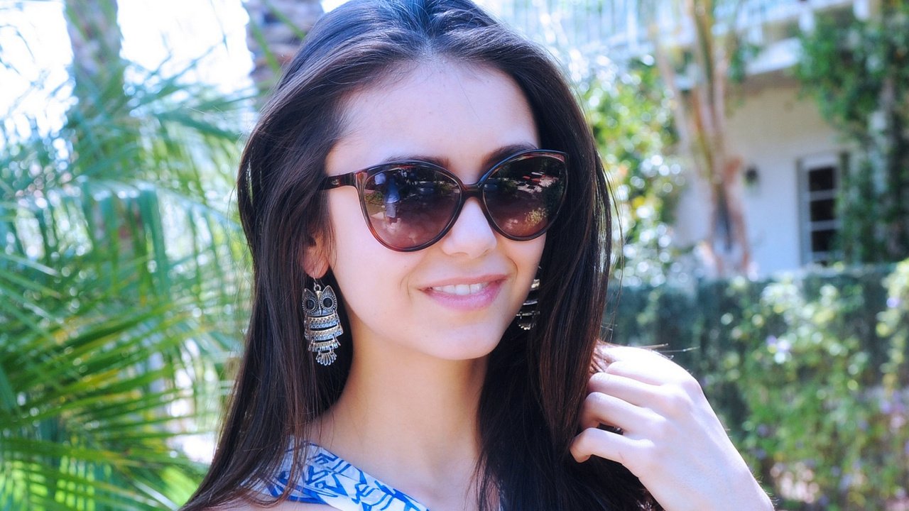 Обои девушка, улыбка, брюнетка, очки, нина добрев, girl, smile, brunette, glasses, nina dobrev разрешение 1920x1200 Загрузить