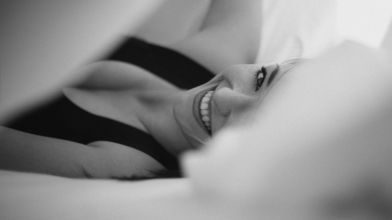 Обои девушка, улыбка, взгляд, чёрно-белое, girl, smile, look, black and white разрешение 2048x1365 Загрузить