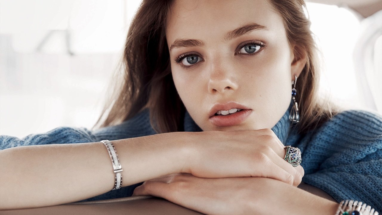 Обои девушка, взгляд, модель, губы, лицо, руки, в машине, kristine froseth, кристин фросет, christine proset, girl, look, model, lips, face, hands, in the car разрешение 2130x1556 Загрузить