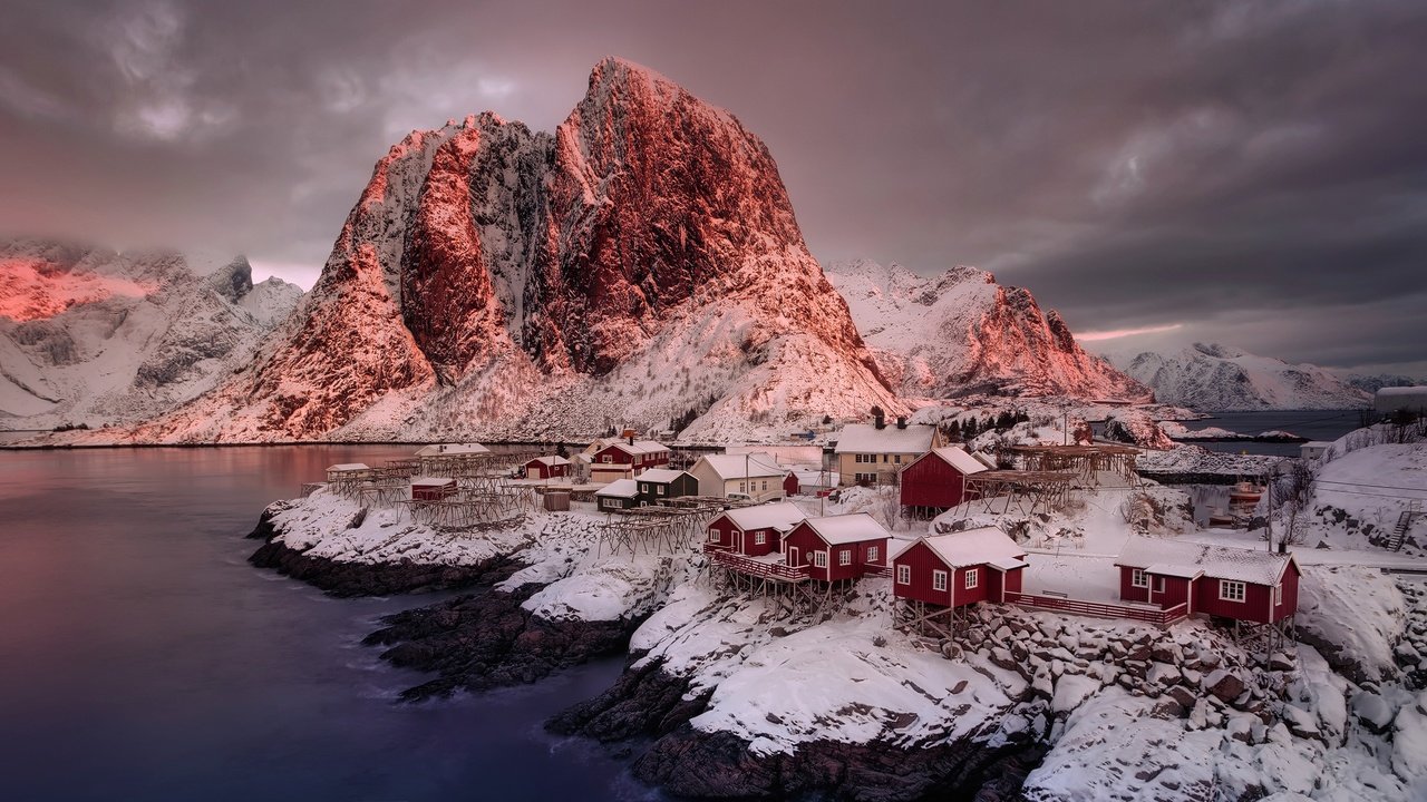 Обои горы, reine, снег, тучи, зима, домики, залив, норвегия, рейне, mountains, snow, clouds, winter, houses, bay, norway, the rhine разрешение 2800x1400 Загрузить