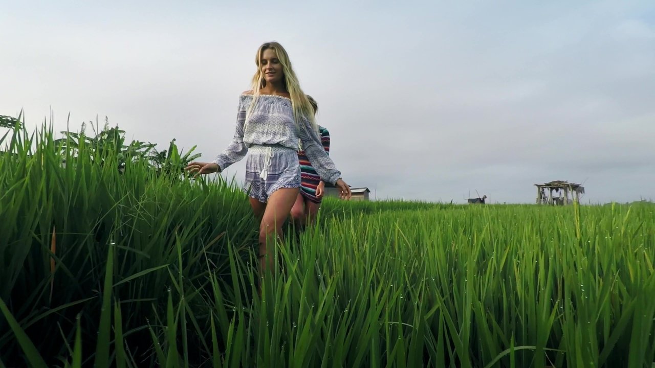 Обои небо, трава, настроение, девушки, the sky, grass, mood, girls разрешение 3840x2160 Загрузить