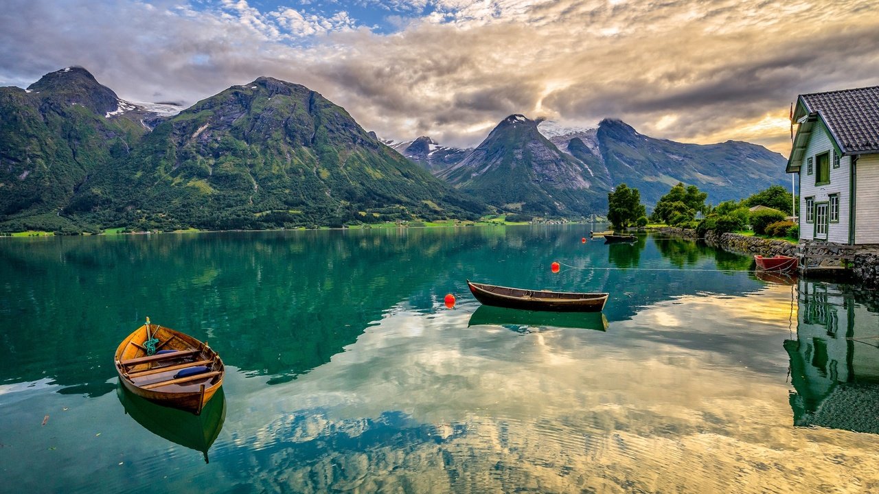 Обои озеро, горы, лодки, дом, норвегия, lake, mountains, boats, house, norway разрешение 2048x1365 Загрузить