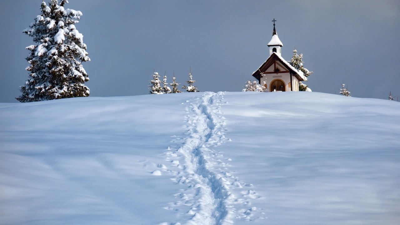 Обои снег, зима, церковь, следы, ели, часовня, snow, winter, church, traces, ate, chapel разрешение 2048x1365 Загрузить