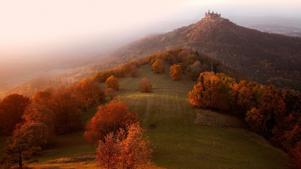 Обои свет, утро, туман, замок, осень, дымка, холм, германия, light, morning, fog, castle, autumn, haze, hill, germany разрешение 2500x1722 Загрузить