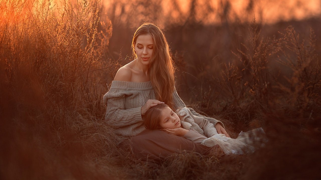 Обои трава, закат, мама, дочка, grass, sunset, mom, daughter разрешение 2593x1729 Загрузить