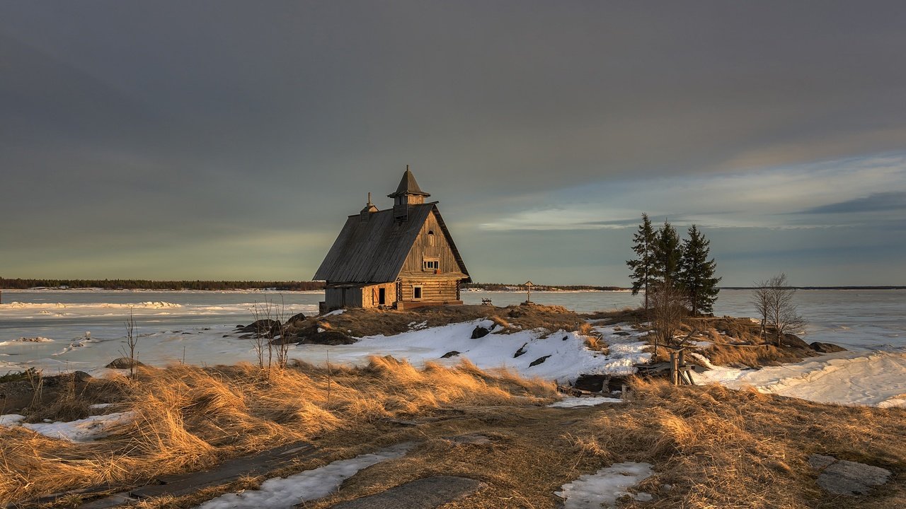 Обои вечер, залив, россия, весна, остров, карелия, поселок, the evening, bay, russia, spring, island, karelia, the village разрешение 2393x1400 Загрузить