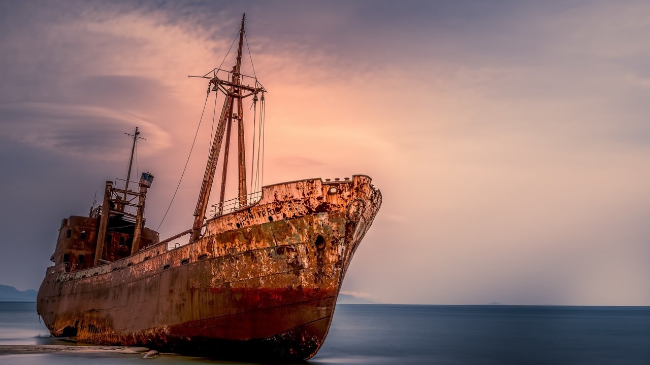 Обои небо, берег, закат, море, корабль, заброшеный, the sky, shore, sunset, sea, ship, abandoned разрешение 2560x1526 Загрузить