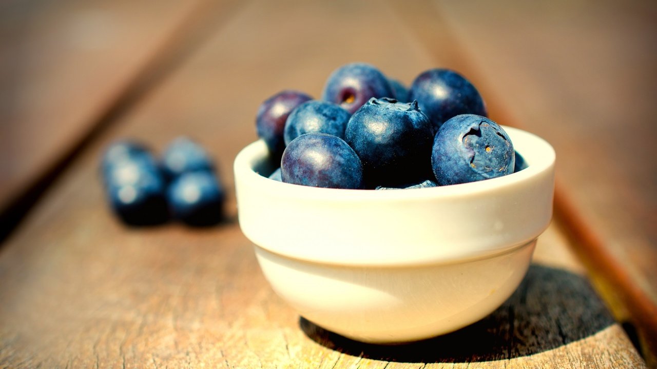 Обои доски, ягоды, черника, миска, board, berries, blueberries, bowl разрешение 2560x1600 Загрузить