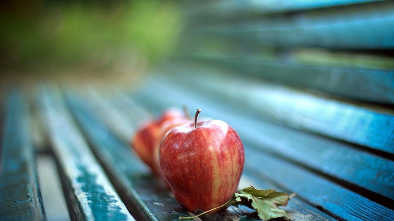 Обои макро, фрукты, яблоки, осень, лист, скамейка, яблоко, macro, fruit, apples, autumn, sheet, bench, apple разрешение 1920x1080 Загрузить