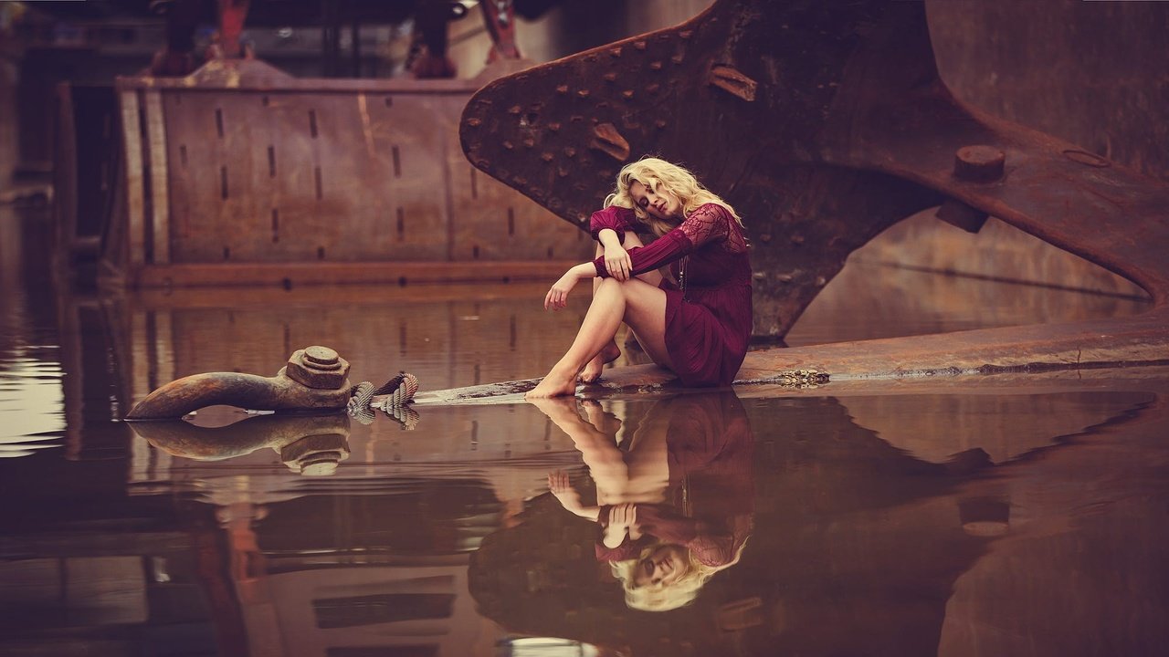 Обои девушка, отражение, платье, блондинка, ножки, якорь, в воде, girl, reflection, dress, blonde, legs, anchor, in the water разрешение 2000x1125 Загрузить