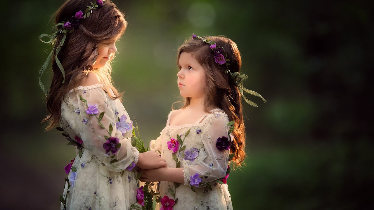 Обои цветы, настроение, фон, дети, волосы, лицо, девочки, венки, flowers, mood, background, children, hair, face, girls, wreaths разрешение 2048x1354 Загрузить