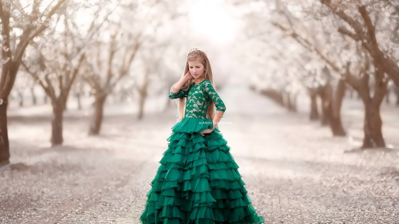 Обои деревья, фон, платье, дети, девочка, волосы, лицо, trees, background, dress, children, girl, hair, face разрешение 2048x1365 Загрузить