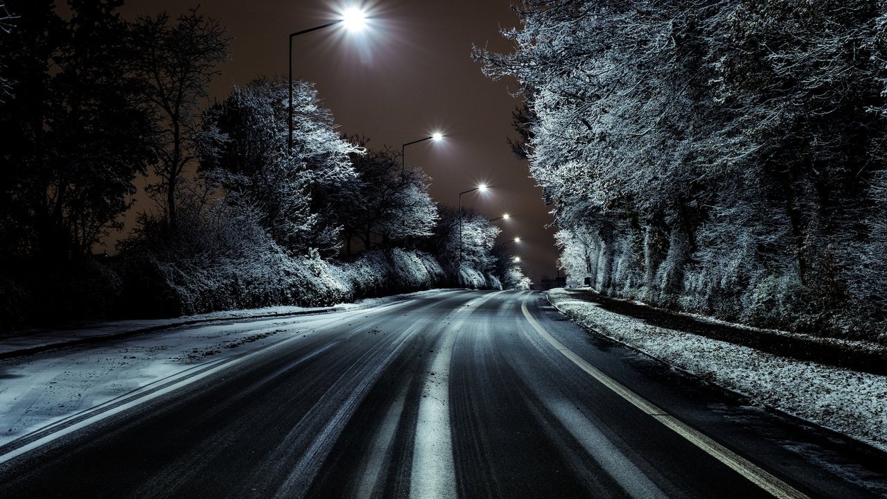 Обои дорога, ночь, деревья, фонари, иней, улица, road, night, trees, lights, frost, street разрешение 2048x1365 Загрузить