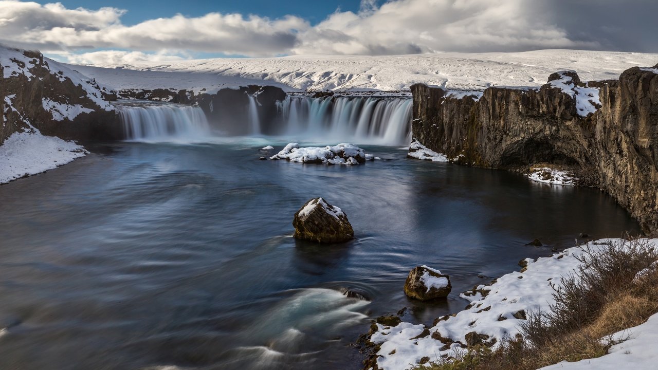 Обои облака, река, скалы, снег, камни, водопад, clouds, river, rocks, snow, stones, waterfall разрешение 2500x1555 Загрузить