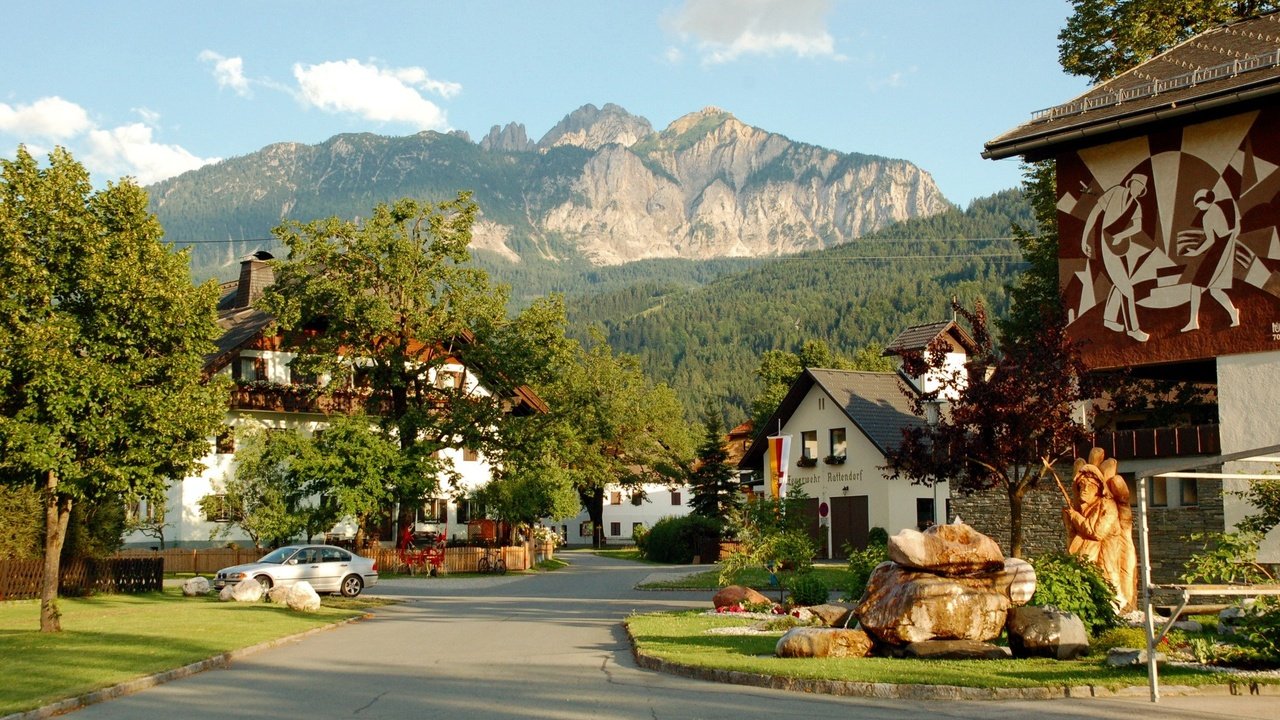 Обои дорога, деревья, город, австрия, дома, городок, road, trees, the city, austria, home, town разрешение 2106x1400 Загрузить