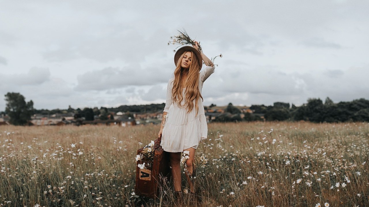 Обои блондинка, поле, полевые цветы, шляпа, чемодан, blonde, field, wildflowers, hat, suitcase разрешение 2046x1274 Загрузить