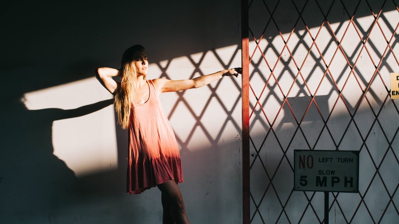 Обои свет, платье, блондинка, тень, модель, решетка, знак, light, dress, blonde, shadow, model, grille, sign разрешение 5616x3744 Загрузить