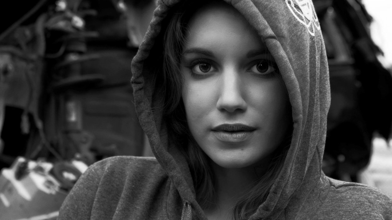 Обои девушка, портрет, взгляд, чёрно-белое, лицо, капюшон, girl, portrait, look, black and white, face, hood разрешение 2048x1365 Загрузить